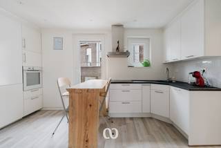 Ben jij op zoek naar een betaalbare en centraal gelegen woning met een goede EPC-score in Oudenaarde? Gevonden!<br /><br />De praktische garage, de uitstekende ligging op een boogscheut van winkels, scholen en openbaar vervoer, en de lichtrijke ruimtes zijn maar enkele van de vele troeven die we hier terugvinden.<br /><br />INDELING:<br /><br />GLV:<br />Je kan de woning betreden via de inkomhal of rechtstreeks via de garage, wat zorgt voor extra comfort en gebruiksgemak.<br /><br />1eV:<br />Op het eerste verdiep bevindt zich het leefgedeelte. Hier vinden we een open leefruimte met keuken, een praktische wasplaats en een gastentoilet.<br /><br />2eV:<br />Op het tweede verdiep kom je boven in een ruime nachthal die perfect kan dienen als bureau of hobbyruimte. Verder bevinden zich hier twee slaapkamers en een badkamer.<br /><br />Ben jij op zoek naar een betaalbare woning met garage en een centrale ligging in Oudenaarde? Aarzel dan zeker niet en plan vandaag nog je bezoek in!