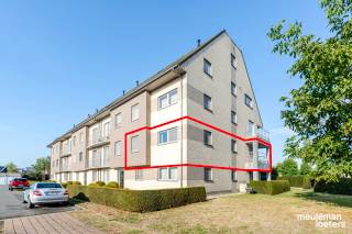 Instapklaar, rustig gelegen én op wandelafstand van het centrum — dit lichtrijke driegevelappartement combineert comfortabel wonen met een uitstekende bereikbaarheid.<br /><br />In het centrum van Oostkamp, op een gegeerde en rustige locatie, vinden we dit aangename driegevelappartement uit 2008. Dankzij de vele raampartijen geniet het pand van een overvloed aan natuurlijk licht en een bijzonder aangenaam ruimtegevoel. De groene omgeving en het ruime westgerichte terras zorgen bovendien voor een heerlijke plek om te ontspannen en te genieten van de avondzon.<br /><br />Via de inkomhal, voorzien van een gastentoilet en handige ingebouwde vestiairekast, komt u in de luchtige leefruimte. De open, volledig ingerichte keuken sluit hier naadloos op aan en beschikt over een koelkast, microgolfoven, oven, dubbele spoelbak, dampkap, vaatwasmachine en keramische kookplaat.<br /><br />Het appartement beschikt over twee slaapkamers: een ruime tweepersoonskamer en een praktische eenpersoonskamer. De badkamer is uitgerust met een recent geplaatste en comfortabele inloopdouche en dubbele lavabo. Daarnaast is er een handige berging/wasplaats.<br /><br />Een belangrijke extra troef is de ondergrondse garagebox (nr. 11), aangevuld met een gemeenschappelijke fietsenberging. Een lift maakt het gebruikscomfort volledig. <br /><br />Ook energetisch zit u hier goed: het appartement beschikt over een EPC-label B (150 kWh/m²) en een conform gekeurde elektrische installatie.<br /><br />Kortom: een toplocatie voor wie comfort en bereikbaarheid wil combineren!<br /><br />Vanuit de residentie wandelt u zo naar het commerciële centrum van Oostkamp, met winkels, diensten en openbaar vervoer binnen handbereik. Tegelijk woont u hier rustig en geniet u van een groene omgeving. Ook met de wagen is de ligging bijzonder interessant, dankzij de vlotte verbinding met de E40 en E403.<br /><br />Kortom: een lichtrijk en instapklaar appartement met terras, garagebox en een uitstekende ligging — ideaal voor wie comfortabel en zorgeloos wil wonen in het centrum van Oostkamp.<br /><br />Een bezoek is absoluut de moeite waard!