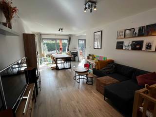 Energiezuinige, instapklare woning (EPC A) op toplocatie in Kessel-Lo<br /><br />Deze instapklare woning werd gebouwd in 1994 en werd de voorbije jaren grondig vernieuwd. Dankzij 9 zonnepanelen (2023), een gloednieuwe gasketel (2022), centrale verwarming op domotica (2022), hoogrendementsglas (vernieuwd tussen 2017-2025) en een volledig geïsoleerde zolderruimte (2024), scoort de woning een EPC A-label. <br />Het huis is fantastisch gelegen in een rustige woonwijk, zonder doorgaand verkeer. Parkeerplaats is nooit een probleem, want naast de inpandige garage is er ook een dubbele autostaanplaats voor de deur. Extra troeven: Het Provinciaal Domein, de E314-oprit, de bushalte, het treinstation en centrum van Leuven en scholen en supermarkten zijn vlakbij.<br /><br />Vanuit de inkomhal met gastentoilet betreed je de verrassend ruime en lichtrijke woonkamer. De woonkamer vormt samen met de open keuken het hart van het huis en kijkt uit op een onderhoudsvriendelijke, zuidgerichte tuin met terras en plantenbak. Naast de keuken vind je een praktische bergruimte - met voorraadkast en aansluitingen voor wasmachine en droogkast - en een ruime, inpandige garage. <br />De bovenverdieping telt maar liefst 4 ruime, volwaardige slaapkamers en een eigentijdse badkamer met dubbele wastafel, douche en ligbad. Tot slot geeft het zolderluik met vaste trapladder toegang tot een zolderruimte van bijna 30 m² die in 2024 volledig geïsoleerd werd en werd voorzien van elektriciteit en een Velux-raam – handig als extra stockageruimte of zelfs om een bijkomende slaapkamer of hobbyruimte in te richten.<br /><br />Heb je interesse om deze unieke woning in Kessel-Lo te bezichtigen? Neem dan gerust contact op via huisfazantenlaan@gmail.com.