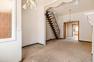 <p><span>Op zoek naar een woning die u volledig naar eigen smaak kan afwerken? Dan biedt deze </span><span>centraal gelegen</span><span> woning in Duffel heel wat mogelijkheden.</span></p><p><span>Via de inkomhal betreedt u de ruime leefruimte, waar voldoende plaats is voorzien voor zowel een gezellige zithoek als een eetplaats. Aansluitend bevindt zich de open keuken, die rechtstreeks uitgeeft op de buitenruimte.</span></p><p><span>De </span><span>koer biedt verrassend veel potentieel</span><span>. Door het verkleinen of verwijderen van de bestaande berging kan deze ruimte eenvoudig worden uitgebreid tot een aangename stadskoer waar u in alle rust kan genieten, midden in het centrum van Duffel.</span></p><p><span>Op de eerste verdieping bevinden zich een ruime slaapkamer en een comfortabele badkamer. Via een vaste trap bereiken we de zolderverdieping, die eenvoudig kan worden afgewerkt tot een </span><span>tweede volwaardige slaapkamer</span><span>.</span></p><p><span>Een belangrijke troef van deze woning is dat </span><span>zowel het hellend als het plat dak</span><span> reeds </span><span>vernieuwd en geïsoleerd</span><span> werden, wat een stevige investering bespaart. Hoewel de woning momenteel beschikt over een EPC-label E, kan dit met een relatief eenvoudige ingreep aanzienlijk verbeterd worden. Door de bestaande accumulatiekachels te vervangen door een lucht-luchtwarmtepomp kan reeds een EPC-label B worden behaald.</span></p><p><span>De woning geniet bovendien van een uitstekende ligging in het centrum van Duffel, op wandelafstand van winkels, scholen, openbaar vervoer en andere dagelijkse voorzieningen.</span></p><p><span>Een uitstekende kans voor starters, investeerders of gezinnen die hun eigen woonproject willen realiseren. </span></p>
