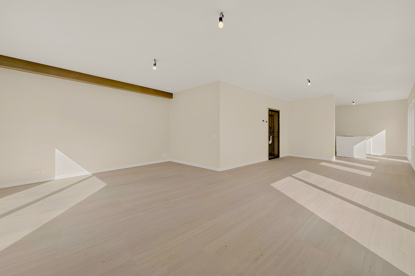 Prachtig gerenoveerd appartement met 2 slaapkamers en terrassen! - foto 2
