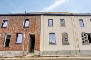 Aan het begin van de Driekapellenstraat bevindt zich dit uitermate charmante verbouwing dat comfort, energiezuinigheid en functionaliteit perfect combineert. Deze woning wordt verkocht onder registratierechten en is daardoor extra interessant voor wie een recente en instapklare woning zoekt zonder BTW!
Bij het betreden van de woning komt u in een open en uitnodigende inkomhal met gastentoilet. Van daaruit bereikt u de zeer lichtrijke open leefruimte, waar grote raampartijen zorgen voor een aangenaam gevoel van ruimte en connectie met de tuin. De volledig uitgeruste open keuken vormt het hart van de woning en sluit naadloos aan bij de leefruimte. Aansluitend is er een praktische berging die extra opbergruimte en comfort biedt.
De leefruimte geeft uit op de mooie tuin met terras, een perfecte plek om te ontspannen en te genieten van zonnige dagen in alle rust.
Op de eerste verdieping bevinden zich twee ruime slaapkamers en een stijlvolle badkamer. Daarnaast beschikt de woning over een grote zolderkamer die reeds werd afgewerkt tot ruime kamer, maar eventueel zelfs twee slaapkamers kunnen worden ingericht. Dit maakt de woning bijzonder flexibel en toekomstgericht, ideaal voor groeiende gezinnen of wie extra ruimte wenst voor hobby’s of een thuiskantoor.
Buiten is er nog een aparte berging, een fietsenberging en bovendien is er de mogelijkheid tot aankoop van een staanplaats, wat het dagelijkse comfort aanzienlijk verhoogt.
Kortom, deze woning biedt een unieke combinatie van charme, ruimte en modern wooncomfort, op een aantrekkelijke locatie en onder een fiscaal interessant verkoopregime.
Meer info of een bezoek:
Michael@immoaccenta.be