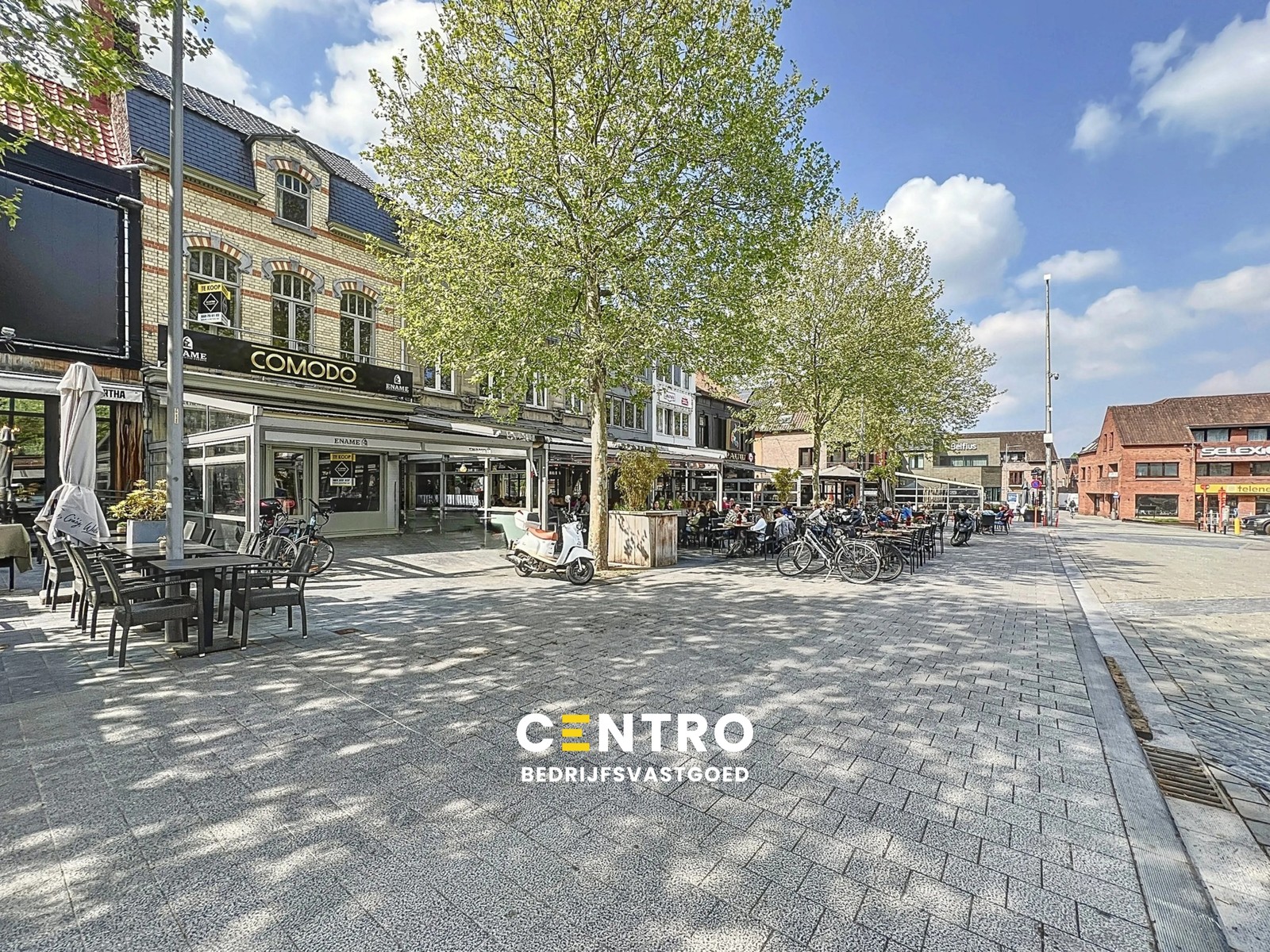 Ruim instapklaar handelspand met te renoveren woning (vroeger café Comodo en ook café Mozart) op de Grote Markt (Izegem) ! - photo 1