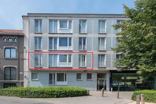Zeer gezellig appartement te koop langs de Tarwestraat op de eerste verdieping in een rustige buurt, dichtbij openbaar vervoer en op wandelafstand van het centrum. <br /><br />Indeling: <br />- inkomhal<br />- ruime lichtrijke woonkamer<br />- keuken voorzien van een spoeltafel, keramische kookplaat, oven, wasmachine, vaatwasmachine en een frigo. <br />- toilet <br />- badkamer voorzien van een douche en lavabo <br />- slaapkamer 1 (14m²)<br />- slaapkamer 2 (9m²)<br />- privatieve kelder <br /><br />Pluspunten: <br />- ideaal als vaste woonst<br />- vlakbij vlotte invalsweg<br />- ruim appartement met veel lichtinval<br />- asbestveilig<br /><br />Op zoek naar een instapklaar appartement te koop te Oostende? Contacteer ons voor een bezoek ter plaatse. <br /><br /><br />Bestuursmaatregelen in het maatregelenregister: nee