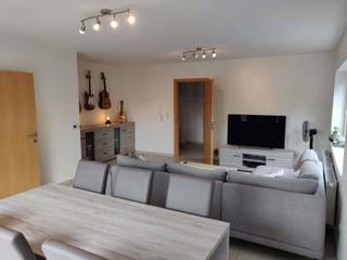 SERSKAMP - Ruim appartement met overdekte staanplaats.<br /><br />Inschrijven voor het geplande kijkmoment kan via onze website => www.immoderas.be/afspraak-instructies<br /><br />Dit appartement maakt deel uit van een kleinschalige, rustige residentie. In de directe omgeving zijn verschillende kleinhandelszaken, een schooltje en het statio/openbaar vervoer. De E40 bereikt u binnen de 10 min.<br /><br />Het appartement omvat een inkomhal met apart toilet en mogelijkheid tot vestiaire, lichtrijke leefruimte, geïnstallleerde keuken (vaatwas, koelkast, keramische kookplaat) met aanpalende, ruime berging, grote slaapkamer, kleine slaapkamer, badkamer met inloopdouch en wastafel.<br /><br />Inbegrepen in de huurprijs is een open garage (lees: zonder poort). Achter het gebouw ligt een grasveld dat als gemeenschappelijke tuin mag gebruikt worden.<br /><br />Geen gemeenschappelijke kosten.