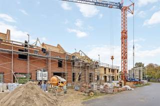 <p><span>Nieuwbouwwoning met drie slaapkamers op uiterst centraal doch rustig gelegen perceel te Zonhoven.</span></p><p><span> </span></p><p><span>Ontworpen voor gezinnen en levensgenieters die nét dat tikkeltje meer verwachten. Elke woning heeft haar eigen karakter en indeling, steeds uitgerust met de beste materialen en nieuwste technieken.</span></p><p><span> </span></p><p><span>Belangrijkste troeven:</span></p><p><span>- Centrale en zeer rustige ligging</span></p><p><span>- Kwalitatief afgewerkt</span></p><p><span>- Bewoonbare oppervlakte van 208,91m²</span></p><p><span>- Carport</span></p><p><span>- E-peil 20 met optie tot E10 of E0</span></p><p><span>- Warmtepomp, Zonnepanelen en Ventilatie D</span></p><p><span>- Eigen keuze tot afwerken van woning</span></p><p><span> </span></p><p><span>Bekijk zeker ook de grondplannen met de afmetingen. Zo krijgt u van thuis uit al een perfect beeld van wat deze woning te bieden heeft!</span></p><p><span> </span></p><p><span>Wenst u meer info of een vrijblijvende afspraak, contacteer dan ons kantoor op het nummer 011 85 15 15 en wij helpen u graag verder.</span></p>