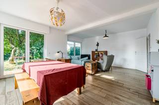 <p>[[ DIT PAND NEEMT DEEL AAN DE ERA OPEN HUIZEN DAG OP 19/9 VAN 13:00 TOT 14:00 ]]</p><p><strong>Charmante woning op wandelafstand van het centrum en nabij openbaar vervoer.</strong></p><p>Deze charmante starterswoning uit 1948 combineert een praktische indeling met een uitstekende ligging. De woning bevindt zich op wandelafstand van het centrum, winkels en dagelijkse voorzieningen, terwijl openbaar vervoer en invalswegen vlot bereikbaar zijn. Dankzij de halfopen bebouwing geniet je van extra lichtinval en een aangename woonbeleving. Met drie slaapkamers, een bureauruimte en een ruime kelder biedt deze woning tal van mogelijkheden voor gezinnen of starters die een huis willen kopen in een centrale woonomgeving. De garage en parkeerplaats vormen bovendien een extra troef.</p><p><br /></p><p><strong><u>Belangrijkste ruimtes:</u></strong></p><p>• Ruime living (33 m²) met aangename lichtinval.</p><p>• Functionele keuken (10 m²) met vaatwasser, dampkap, Amerikaanse koelkast en ingemaakte kasten.</p><p>• Bureel (6,2 m²), ideaal voor thuiswerk of hobbyruimte.</p><p>• Drie slaapkamers van 16,1 m², 11,8 m² en 10,3 m², waarvan één met ingemaakte kasten.</p><p>• Badkamer (5,4 m²) met dubbel lavabomeubel, ligbad, toilet en ingemaakte kasten.</p><p>• Praktische kelder (32,2 m²) met wasruimte, technische ruimte en aansluitingen voor wasmachine en droogkast.</p><p>• Garage (22,7 m²) met draaideuren en extra parkeerplaats.</p><p>• Zolder (6,3 m²) bereikbaar via vaste trap.</p><p>• Tuin aanwezig.</p><p><br /></p><p><strong><u>Troeven:</u></strong></p><p>• Wandelafstand van het centrum van Wezembeek-Oppem.</p><p>• Nabij openbaar vervoer en belangrijke invalswegen.</p><p>• Charmante starterswoning met praktische indeling.</p><p><br /></p><p>Meer informatie of een bezoek met Lynn Gorin? Contacteer ons via +3223351115</p><p>JOUW DROOMHUIS. ZO GEVONDEN!</p>