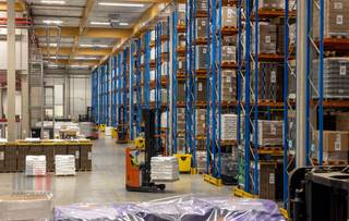 Strategisch gelegen logistieke loods met een oppervlakte van +/- 3.500 m² te huur in industriezone De Hulst tussen de op- en afrit 6...