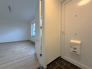 <p><span><strong>ONMIDDELLIJK VRIJ | HALFOPEN WONING MET 3 SLAAPKAMERS EN GARAGE</strong></span></p><p><span>Deze instapklare gezinswoning is rustig en aangenaam gelegen in Ruiselede, op korte afstand van diverse voorzieningen zoals een supermarkt, bakker, beenhouwer, bank en andere lokale handelszaken.</span><br /><span>De woning beschikt over 3 volwaardige slaapkamers, 2 badkamers, een onderhoudsvriendelijke tuin met terras en een ruime garage.</span></p><p><span><strong>INTERIEUR:</strong></span><br /><span>Bij het betreden van de woning komt u terecht in de inkomhal met een apart toilet. De inkomhal biedt toegang tot de leefruimte, die naadloos aansluit op de open keuken. </span><br /><span>Dankzij de aangename indeling geniet de leefruimte van een lichtrijke en open sfeer.</span></p><p><span>De keuken is volledig uitgerust met een keramische kookplaat, dampkap, combi-oven, stoomoven, koelkast, vaatwasser en een enkele spoelbak. Aansluitend bevindt zich een praktische bergruimte, ideaal voor extra opslag.</span><br /><span>Op de gelijkvloerse verdieping bevindt zich eveneens een eerste badkamer, voorzien van een ligbad en lavabo.</span></p><p><span>Op de eerste verdieping bevinden zich twee volwaardige slaapkamers en een badkamer. Deze badkamer is uitgerust met een inloopdouche, toilet en lavabo.</span><br /><span>Een derde kamer op het tweede verdiep met vaste trap, die verschillende mogelijkheden biedt en naar eigen wens kan worden ingericht.</span></p><p><span><strong>EXTERIEUR:</strong></span><br /><span>De woning beschikt over een onderhoudsvriendelijke tuin met terras. Ook is er een garage met sectionale poort.</span></p><p><span><strong>TROEVEN: </strong></span><br /><span>- 3 SLAAPKAMERS </span><br /><span>- GARAGE </span><br /><span>- TOPLIGGING </span><br /><span>- 2 BADKAMERS</span><br /><span> </span></p>