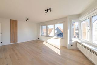 <strong>Ligging</strong><br /><br />Gelegen in de Nieuwstraat te Knokke-Heist. <strong>Nabij de Lippenslaan, het station en de Duinenwater</strong>. Een makkelijke verbinding met het openbaar vervoer en wandelafstand van het centrum.<br /><br /><strong>Indeling</strong><br /><br />Het hoekappartement bestaat uit een ruime inkomhal, de lichtrijke woonkamer met eetplaats en een halfopen <strong>volledig ingerichte keuken</strong>. Via de nachthal ga je naar de badkamer met lavabo/wc/douche, de eerste ruime slaapkamer, de wasberging en tweede slaapkamer.<br /><br /><strong>Troeven</strong><br /><br />- <strong>EPC A</strong><br />- vrij bij akte<br />- kelderberging<br />- fietsenberging<br />- <strong>gerenoveerd in 2024</strong><br /><br />Mogelijkheid tot aankoop van een ondergrondse autostandplaats.<br /><br />Voor inlichtingen en/of bezoek, bel Guillaume Delbecque 0472/25.70.76