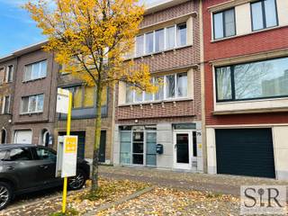 <span>Lichtrijk appartement met terras te koop in Borgerhout. Ben je op zoek naar een charmant appartement met 2 slaapkamers in het hart van Borgerhout, maar wil je toch snel overal geraken? Dan is dit gezellige appartement precies wat je zoekt! Gelegen in een rustige straat en voorzien van alle comfort met snelle toegang tot het openbaar vervoer. Perfect voor starter of investeerder.<br /></span><span><br />Indeling: je komt binnen via een ruime inkomhal in deze kleinschalige residentie. De keuken (gasvuur) geeft prachtig zicht naar buiten. De badkamer beschikt over een ligbad met regendouche, lavabomeubel en aansluiting voor een wasmachine. Verder heeft het appartement twee slaapkamers. Er is 1 grote slaapkamer en 1 kleinere die je ook als bureau kan inrichten. Vanuit de grote slaapkamer heb je toegang tot het terras. Ook is er een apart toilet met wastafel en een kelder voorzien.<br /></span><br />Concreet: een charmant appartement met twee slaapkamers in Borgerhout vlakbij het Boelaerpark en met Berchem-station op nog geen 1500m afstand.<br />Kleinschalig gebouw met 3 units zonder lift.<br />Er is een voldoende parkeergelegenheid en ligt vlakbij de winkels voor een gezellig middagje shoppen.<br /><br />Aarzel niet en contacteer ons via het zoekertje, via mail (info@immosir.be), telefonisch (015/65.50.05) of via onze website (www.immosir.be).