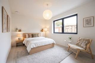 <p><span>Verrassend ruime nieuwbouwwoning vlakbij het centrum van Kapellen</span></p><p><span> </span></p><p><span>OP zoek naar een energiezuinige nieuwbouwwoning met veel ruimte? Dan is deze woning zeker een bezoek waard!</span></p><p><span> </span></p><p><span>Gelegen in een rustige straat, op wandelafstand van het centrum van Kapellen, geniet je hier van alle dagelijkse voorzieningen binnen handbereik. Winkels, restaurants en openbaar vervoer bevinden zich vlakbij, net als het station van Ekeren en de belangrijkste verbindingswegen. </span></p><p><span> </span></p><p><span>Deze woning combineert comfort met een laag energieverbruik dankzij onder andere:</span></p><p><span>- zonnepanelen</span></p><p><span>- warmtepomp</span></p><p><span>- ventilatiesysteem D</span></p><p><span>- regenwaterrecuperatie</span></p><p><span> </span></p><p><span>Binnen verrast de woning meteen door haar ruime indeling. Op het gelijkvloers vind je een inkomhal, een praktische berging, een gastentoilet en een gezellige leefruimte met open keuken. Achteraan ligt een aangenaam stadstuintje waar je heerlijk kunt genieten van het buitenleven. Vooraan is er bovendien ruimte voorzien voor fietsen en/of afvalcontainers. </span></p><p><span> </span></p><p><span>Op de eerste verdieping zijn er drie slaapkamers, een badkamer en een apart toilet. De tweede verdieping biedt nog extra mogelijkheden met een zeer ruime vierde slaapkamer, een tweede badkamer met ligbad en de technische ruimte. Daarboven is nog een handige bergzolder, bereikbaar via een vlizotrap. </span></p><p><span> </span></p><p><span>De grond van de woning wordt verkocht onder registratierechten en de constructie onder 21% BTW. </span></p><p><span> </span></p><p><span>Interesse? Neem gerust contact op voor meer informatie of een bezoek ter plaatse. Deze woning heeft heel wat te bieden!</span></p><p><span> </span></p><p><span> </span></p><p><span> </span></p><p><span> </span></p><p><span> </span></p><p><span> </span></p>