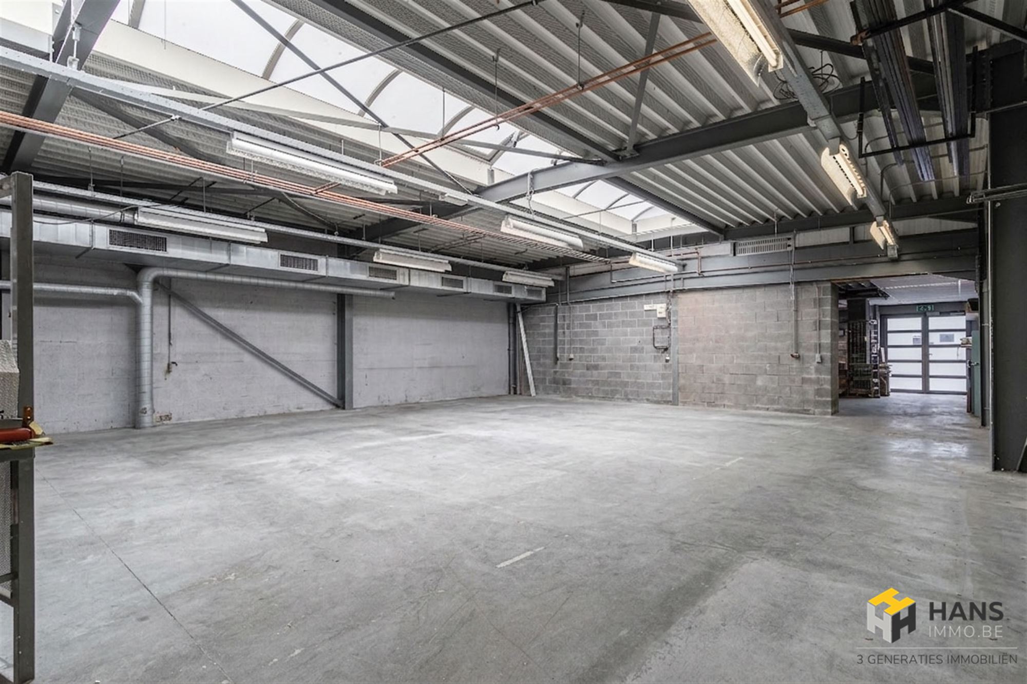 Indrukwekkend handelspand met showroom, magazijn en kantoren totaal 1065m² op commerciële topligging in Deurne - foto 1