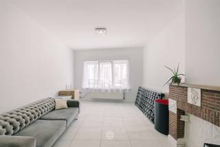 <p><span>GENT - Interessante investeringsopportuniteit met drie op te frissen appartementen en zeven garages nabij Gent-Centrum.</span></p><p><span> </span></p><p><span>Op de Rooigemlaan bieden wij u een uiterst interessante opbrengsteigendom aan, bestaande uit drie 2-slaapkamer-appartementen, waarvan twee appartementen met een gezellig terras. </span></p><p><span>Het gebouw is gunstig gelegen, vlakbij Gent Centrum, diverse studentencampussen (Voskenslaan, Schoonmeersen, De Sterre), openbaar vervoer en winkels. </span></p><p><span> </span></p><p><span>De belangrijkste troeven in een notendop: </span></p><ul><li><span>Centraal gelegen nabij campussen en openbaar vervoer</span></li><li><span>Drie afzonderlijke twee slaapkamer appartementen (leefruimte met keuken, badkamer (lavabo, toilet, douche), twee slaapkamers)</span></li><li><span>Zeven afzonderlijke vergunde garage boxen</span></li><li><span>Na opfrissing enorm veel verkoop/verhuur potentieel</span></li><li><span>Vlotte bereikbaarheid</span></li><li><span>Momenteel verhuurd</span></li><li><span>Terrassen Zuid-georienteerd</span></li><li><span>Gunstige EPC's en asbest veilige appartementen</span></li></ul><p><span> </span></p><p><span>Indeling:</span></p><p><span>Deze opbrengst eigendom bestaat uit drie afzonderlijke entiteiten.</span></p><p><span>Op het gelijkvloers bevindt zich een appartement met een bewoonbare oppervlakte van 106m². Het appartement omvat een leefruimte, eetplaats, keuken, badkamer en twee slaapkamers.</span></p><p><span>Op de eerste en tweede verdieping bevindt zich telkens een appartement met een bewoonbare oppervlakte van 103m². Elk appartement beschikt evenals over een leefruimte, keuken, badkamer met inloopdouche en twee slaapkamers en een zuid gericht terras.</span></p><p><span> </span></p><p><span>Belangrijk: </span></p><p><span>Richtprijs: 875.000 EUR</span></p><p><span>EPC GD: 20201023-0002330570-GD-2</span></p><p><span>Geen renovatieverplichting - Asbestveilig</span></p><p><span> </span></p><p><span>Interesse? Contacteer Axel Lenaerts makelaars voor meer info via 09 245 24 24 of zoe@axellenaerts.be</span></p><p><span> </span></p>
