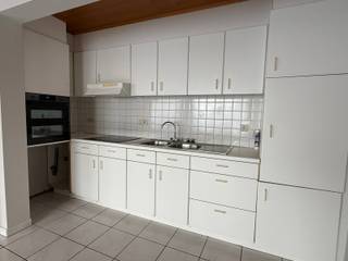 Instapklaar appartement in het centrum van Tielt<br /><br />Het appartement bestaat uit een inkomhal met gastentoilet, een lichtrijke living met ingerichte open keuken, twee slaapkamers en een badkamer met lavabomeubel en douche op ligbad.<br /><br />Bij het appartement hoort een autostaanplaats en een kelder, en in het gebouw is er een gemeenschappelijke fietsenberging. Het appartement wordt volledig herschilderd.<br /><br />Provisie: 35 euro per maand.
