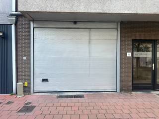 Ondergrondse staanplaats in een afgesloten garagecomplex in het centrum van Knokke.<br />De staanplaats is onmiddellijk beschikbaar en heeft een huurprijs van 90 Euro per maand.<br />De afmeting zijn de volgende:<br />B: 2m<br />H: 1,8m<br />L: 4,5m