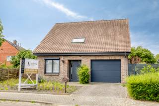 <p>Ben je op zoek naar een woning met ruimte, licht én een uitstekende bereikbaarheid? Deze charmante open bebouwing (bouwjaar 1984) in het gegeerde <strong>Mechelen-Zuid</strong> biedt het allemaal. Met een prachtige, volwassen <strong>zuid-westgerichte tuin</strong>, een recente aanbouw met aparte ingang én een ligging vlakbij het station van Mechelen, de E19 en de fietsoostrade, is dit de ideale gezinswoning of een perfecte woon-werkcombinatie.</p><h3>De troeven in de kijker:</h3><ul><li><p><strong>Toplocatie:</strong> Gelegen in Mechelen-Zuid, op een zucht van het station, de fietsoostrade en de oprit van de E19.</p></li><li><p><strong>Prachtige tuin:</strong> Een prachtig aangelegde, volwassen tuin die perfect <strong>zuid-westgericht</strong> is. Genieten van de zon in alle rust!</p></li><li><p><strong>Thuiswerk / Vrij beroep:</strong> Uitbreiding (1999) met <strong>aparte zij-ingang</strong>, momenteel ingericht als bureau/praktijkruimte met airco/luchtverwarming. Ook perfect mogelijk als slaapkamer op het gelijkvloers.</p></li><li><p><strong>Ruimte & Comfort:</strong> Gezellige leefruimte met open haard, veranda en een inpandige garage.</p></li></ul><h3>Indeling van de woning:</h3><p><strong>Gelijkvloers:</strong> Je komt binnen in de inkomhal met een gastentoilet en een eerste bureau/handige extra ruimte. De gezellige, lichtrijke leefruimte is voorzien van een <strong>sfeervolle open haard</strong> en sluit naadloos aan op de halfgesloten, volledig geïnstalleerde keuken. Vanuit de aansluitende, aangename <strong>veranda</strong> geniet je van een rustgevend uitzicht op de prachtig aangelegde tuin. Verder beschikt het gelijkvloers over een handige <strong>inpandige garage</strong>.</p><blockquote><p><strong>Extra troef:</strong> In 1999 werd de woning uitgebreid met een extra bureauruimte/praktijkruimte. Dankzij de <strong>aparte ingang langs de zijkant</strong> en de aanwezige luchtverwarming/airco is dit de ideale plek voor een zelfstandige, thuiswerker of als gelijkvloerse slaapkamer (kangoeroewonen).</p></blockquote><p><strong>Eerste verdieping:</strong> Hier bevinden zich de badkamer en momenteel 3 kamers:</p><ul><li><p><strong>2 volwaardige, comfortabele slaapkamers.</strong></p></li><li><p><strong>1 ruime berging / CV-ruimte.</strong> <em>Tip voor snelle meerwaarde:</em> Mits een kleine aanpassing kan de CV-ketel naar de garage verplaatst worden, waardoor je hier heel eenvoudig een <strong>3de volwaardige slaapkamer</strong> creëert!</p></li></ul><h3>Technische gegevens & info:</h3><ul><li><p><strong>Bouwjaar:</strong> 1984 (Aanbouw: 1999)</p></li><li><p><strong>Type:</strong> Open bebouwing</p></li><li><p><strong>Verwarming:</strong> CV-ketel / Luchtverwarming & airco in de aanbouw</p></li><li><p><strong>Buitenruimte:</strong> Zuid-westgerichte, aangelegde tuin</p></li></ul><p><strong>Snel zijn is de boodschap!</strong> Dankzij de strategische ligging en de polyvalente indeling is deze woning een unieke kans op de Mechelse vastgoedmarkt. <strong>RICHTPRIJS 485.000€</strong> - INFO : nico@altro-vastgoed.be / 0488 42 42 24</p>