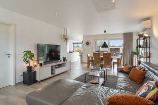 Deze moderne open bebouwing uit 2019 is instapklaar, energiezuinig en zonder grote werken. De open leefruimte met zithoek, eetplaats en volledig uitgeruste keuken vormt het hart van de woning. Dankzij de grote raampartijen geniet je hier volop van licht en zicht op de tuin.<br /><br />Op het gelijkvloers is er naast de leefruimte nog een apart bureau, berging en toilet. Boven zijn er drie slaapkamers en een moderne badkamer met inloopdouche, dubbele lavabo en toilet. De master bedroom beschikt bovendien over een aparte dressing.<br /><br />Ook buiten heeft deze woning heel wat troeven. De volledig omheinde, zuidgerichte tuin biedt maximale privacy en beschikt over een ruim terras van circa 50 m², een poolhouse en een tuinberging van maar liefst 30 m².  Op de ruime oprit is plaats voor vijf wagens.<br /><br />Deze BEN-woning heeft een E-peil 16 en een EPC label A, helemaal klaar voor de toekomst dus.<br /><br /><strong>Techniek en comfort</strong><br />• Bouwjaar 2019<br />• BEN-woning<br />• Warmtepomp lucht-lucht<br />• Zonnepanelen<br />• Vloerverwarming<br />• Airco in leefruimte + master bedroom<br />• Laadpaal voor elektrische wagen<br />• Regenwaterput 5.000 liter<br />• 3-dubbele beglazing<br />• Alarminstallatie en rookmelders<br />• Perceeloppervlakte 605 m²<br /><br /><strong>Eerlijk gezegd</strong><br />Naast het perceel staat een hoogspanningsmast. Die is zichtbaar en daar zijn we graag eerlijk over, maar de impact ervan ervaart iedereen anders. We hebben hier testen laten uitvoeren, er is absoluut geen gezondheidsrisico want de straling is minder dan die van je GSM.<br />We laten je liever zelf ontdekken hoe de woning en de tuin in de praktijk aanvoelen.<br /><br /><strong>Zin om te komen kijken?</strong><br />Neem gerust contact op met de eigenaar Michiel op 0486 93 34 64. Mailen kan ook naar michiel@mmsconsulting.be<br /><br /><strong><em>Bij Goedhuyzen geen klassieke makelaars, wij zijn vastgoedadviseurs. We combineren digitale snelheid en vaste prijzen met echte menselijke expertise. Wij adviseren de eigenaar om zijn woning zelf te verkopen en zetten de immo zo wat op zijn kop. Goed hè.</em></strong><br /> 