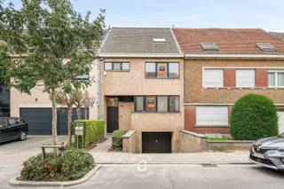 Home sweet home, this is a winner! In de rustige August Marcelstraat vind je deze energiezuinige, mooi onderhouden en knusse woning met ruime stadstuin en garage. Alle faciliteiten bevinden zich in de buurt en de Aalsterse Grote Markt ligt op wandelafstand. Maar ook de oprit van de E40 is vlakbij. 
Let’s make the tour! We beginnen bij de inkomhal met vestiaire en gastentoilet. Daarna stappen we de living binnen. Wat meteen opvalt? De overvloed aan ruimte en licht, met een prachtig zicht op de tuin, vanuit de eetkamer en bureelhoek en de gezellige zitput met houtvuur. Hier kan je vrienden en familie naar hartenlust entertainen. Verder is er een gerenoveerde keuken. Volledig uitgerust met kwalitatieve toestellen, voldoende kastruimte en vooral: veel plaats. Een droomplek waarin elke keukenprins of -prinses zich meteen thuis voelt. De grote droge kelder, uitgerust met garage, wasplaats, extra bergruimte en wellness-ruimte (sauna en douche) krijg je als extra bonus. Op de 1ste verdieping zijn er 3 ruime slaapkamers, een ingerichte badkamer en afzonderlijk toilet. 
Op de 2e verdieping is er nog een ingerichte zolder met ingemaakte kasten, die kan dienstdoen als 4e of 5e slaapkamer, hobbyruimte, logeerkamer, …Beneden is er bovendien nog een grote troef die we nog niet hebben verkend: de zalige stadstuin uitgerust met onderhoudsvriendelijk terras en tuinhuis.
Een echte oase waar je kan genieten van een welverdiend aperitief of etentje. ZONNEPANELEN AANWEZIG. ELEKTRISCHE ZONNEWERING LEEFRUIMTE. ASBESTVEILIG. 
BETON GEWELVEN. ELEKTRICITEIT CONFORM.
