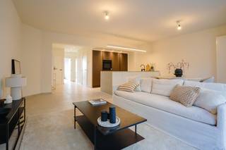 Stap binnen in dit indrukwekkend gerenoveerde appartement van 90 m², waar elk detail met zorg en stijl werd uitgekozen. De afgelopen maanden onderging deze royale 2-slaapkamerwoning een totaalrenovatie 🛠️, uitgevoerd met kwalitatieve materialen en een hoogwaardige afwerking ✨.<br /><br />De open keuken is dé absolute blikvanger 👀 van het appartement. Ingewerkt in een contrasterende wandkast vind je een keramische kookplaat 🍳, vaatwasmachine 🧼, combi-microgolfoven 🔄 en een koel-vriescombinatie ❄️ – allemaal strak geïntegreerd en perfect passend in het stijlvolle interieur.<br /><br />De gekozen zachte aardetinten 🌾 doen denken aan het strand 🏖️ en zorgen meteen voor een ontspannend vakantiegevoel. Vanuit de lichtrijke living kan je zelfs een streepje zeezicht meepikken 🌅!<br /><br />Beide slaapkamers 🛏️ bevinden zich aan de rustige achterzijde van het gebouw. Eén slaapkamer is bovendien voorzien van een eigen wastafel 🚰 – handig en comfortabel. De moderne badkamer beschikt over een wastafel en ruime inloopdouche 🚿.<br /><br />➕ Gemiddelde maandelijkse kosten: € 95<br /><br />➕ Gunstige EPC-score: 177 kWh/m² 🌱<br /><br />➕ Kadastraal inkomen: € 941 💼<br /><br />Dit instapklare pareltje combineert stijl, comfort en ligging – ideaal als tweede verblijf, investering of vaste woonst aan zee! 🌟