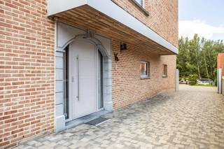 Pour une visite, appelez Saimen au 0470 79 24 20 ou envoyez un e-mail à : saimen@cornelis-partners.beVous recherchez une maison spacieuse, économe en...