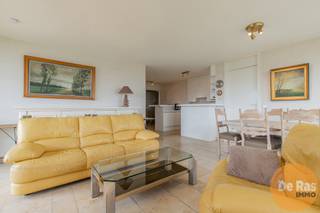 NIEUWPOORT – Ruim appartement op toplocatie aan de haven<br /><br />Dit goed onderhouden appartement bevindt zich op de 2de verdieping van de statige residentie Robert Orlent, gelegen vlak naast de Nieuwpoortse jachthaven. Een absolute toplocatie voor wie houdt van rust, natuur en water, met tal van fiets- en wandelroutes in de directe omgeving.<br /><br />Hier geniet u van het beste van twee werelden: een serene omgeving én toch op korte afstand van het bruisende Nieuwpoort-Bad. Binnen slechts 15 minuten fietsen bereikt u het strand en de levendige kustzone.<br /><br />Bent u liefhebber van de jachthaven of heeft u zelf een boot? Dan zal dit appartement u ongetwijfeld bekoren. De residentie straalt klasse en elegantie uit en bevindt zich op een uitzonderlijke ligging, omringd door natuurreservaat, havengeul en recreatiemogelijkheden.<br /><br />Het appartement zelf werd afgewerkt met kwaliteitsvolle materialen en is steeds goed onderhouden. U wordt verwelkomd in een lichtrijke leefruimte met open keuken. Verder beschikt het appartement over een volwaardige slaapkamer met eigen badkamer voorzien van een ligbad, wastafel en toilet. Een aparte slaaphoek met twee op maat gemaakte bedkasten en een extra douchekamer met toilet.<br /><br />De goed georiënteerde terrassen vormen de perfecte plek om te ontspannen en te genieten van de omgeving. Bovendien is er parkeergelegenheid voorzien voor extra comfort.<br /><br />Kortom, dit appartement is de ideale uitvalsbasis voor een zorgeloze vakantie aan zee of een slimme investering op een toplocatie.<br />Interesse? Contacteer ons vandaag nog voor een bezoek! 053/60.65.60.<br /><br /><span>De prijs is een niet-bindende richtprijs. Na biedingen beslist de verkoper over verkoop aan het beste bod. Info via ons of reglement.</span>