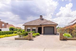 Instapklare woning (OB) met o.a. 3 slaapkamers en inpandige garage in een doodlopende straat in Bevel. <br /><br />Indeling GLV: inkomhal; apart toilet; leefruimte; ruime geïnstalleerde keuken; berging met aansluitingen WM/DK; 3 slaapkamers; badkamer voorzien van alle comfort en inpandige garage<br /><br />Boven de volledige woning loopt een zolder van meer dan 110m² die nog volledig vrij in te richten is. <br /><br />Algemeen: <br /><br />- Zeer rustige ligging<br />- EPC label C (geen renovatieverplichting) <br />- Bewoonbare oppervlakte van 281m² (inclusief zolder) <br />- Verwarming op mazout<br />- Elektriciteit conform<br /><br />Bekijk zeker de 360° rondgang via onze website (+ mogelijkheid tot opmeten en ontmeubelen).<br />Alle attesten zijn beschikbaar onderaan op onze website.<br />Voor meer info of een bezoek: 0472 22 22 77 of thomas@solittvastgoed.be.
