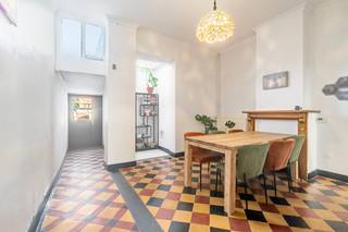<p>Deze charmante woning in de Sint-Simonstraat combineert een centrale ligging met verrassend veel ruimte en uitbreidingsmogelijkheden. Dankzij de aangename tuin en de vlotte bereikbaarheid nabij openbaar vervoer, park en invalswegen geniet je hier van comfortabel wonen in een residentiële omgeving. De woning beschikt vandaag over twee slaapkamers, met bovendien de mogelijkheid om de zolder om te bouwen tot twee extra kamers of een polyvalente ruimte. Extra interessant: er is geen renovatieverplichting dankzij EPC D, de elektriciteit is conform en er is geen asbest aanwezig.</p>
<p> </p>
<p>Belangrijkste ruimtes:<br />• Inkomhal met toegang tot de leefruimtes<br />• Gezellige living met aansluitende eetkamer<br />• Functionele keuken met praktische indeling<br />• Badkamer met basiscomfort<br />• Apart toilet<br />• Twee volwaardige slaapkamers<br />• Polyvalente ruimte geschikt als bureau, hobbyruimte of berging<br />• Zolder met potentieel voor extra kamers of multifunctionele invulling<br />• Kelder voor extra stockage<br />• Aangename tuin om buiten te genieten</p>
<p>Troeven:<br />• Ruime woning met tuin op toplocatie in Gentbrugge<br />• Zolder met potentieel voor twee extra kamers of polyvalente ruimte<br />• Geen renovatieverplichting: EPC D, conforme elektriciteit,..</p>
<p>Neem vandaag nog contact op voor een bezoek aan deze woning in Gentbrugge. JOUW DROOMHUIS. ZO GEVONDEN!</p>