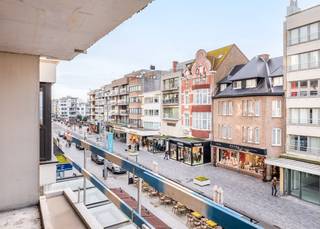 <strong>Residentie ZonZicht: Uw uitvalsbasis aan de Kust</strong><br /> <br />Ontdek residentie "ZonZicht", een stijlvol nieuwbouwproject in de Zeelaan te Koksijde, op slechts één minuut wandelen van het strand. Het gebouw, gekenmerkt door strakke lijnen en grote raampartijen, biedt maximaal lichtinval en een tijdloze architectuur. De hoge afwerkingsgraad en het gebruik van kwalitatieve materialen zorgen voor duurzaam wooncomfort. <br /> <br />Residentie "ZonZicht" is ideaal voor wie een comfortabele uitvalsbasis zoekt voor vakanties in Koksijde, met een uitstekende bereikbaarheid en nabijheid van het centrum en het gemeentehuis, waar tal van activiteiten plaatsvinden. Bovendien is dit project een sterke investering, met mogelijkheden voor zowel vakantie- als jaarverhuur.<br /><br />Indeling: Inkomhal met plaats voor vestiaire | Open en volledig uitgeruste keuken | Zonnige leefruimte uitgevend op westgericht balkon (6,33 m²) met zijdelings zeezicht | Berging met voorziening voor wasmachine | Badkamer met inloopdouche en lavabo in meubel | Afzonderlijk toilet met lavabo | 2 slaapkamers uitgevend op balkon achteraan (1,66 m²) | Private kelder | Gemeenschappelijke fietsenberging | Gemeenschappelijk vuilnislokaal.<br /> <br />Wonen in "ZonZicht" betekent genieten van comfort, stijl, en een ongeëvenaarde kustervaring.