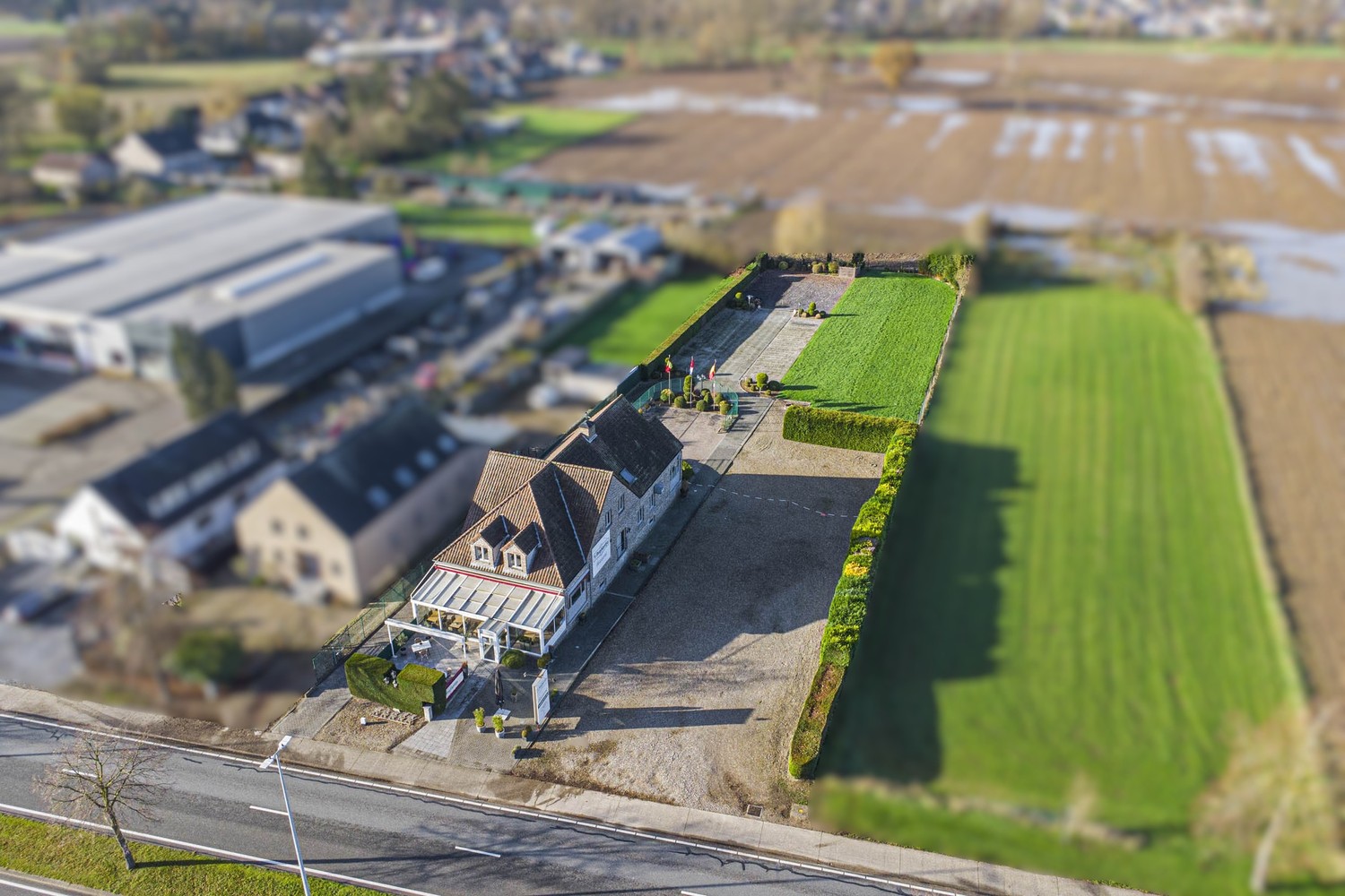 Bedrijfspand met woonst op perceel met commerciële mogelijkheden (ca. 38a) - foto 1