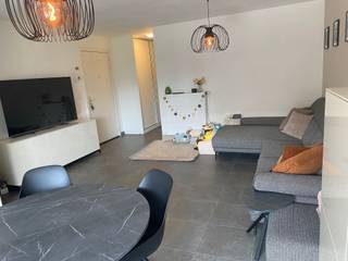 <p><span>ENERGIEZUINIG, RECENT EN KWALITATIEF APPARTEMENT MET 2 SLAAPKAMERS, ZUID-GEORIËNTEERD TERRAS, AUTOSTAANPLAATS EN KELDER</span></p><p><span>1ste verdieping met lift - centrale ligging nabij centrum en station Ruisbroek met vlotte bereikbaarheid via A12, N16 en N17</span></p><p><span> </span></p><p><span>Inkom met vestiaire / wc met handwas / living met eetplaats en super-ingerichte open keuken (totale opp.: 33m²) met toegang tot zuid-georiënteerd terras (2,5 x 2m) / berging met wasplaats / 2 slaapkamers (3,7 x 2,8m; 3,7 x 2,8m) / badkamer met wastafel en ligbad met douchemogelijkheid.</span></p><p><span> </span></p><p><span>Ondergrondse autostaanplaats / individuele kelderberging / gemeenschappelijke fietsenberging.</span></p><p><span> </span></p><p><span>Appartement beschikt over 2 zonnepanelen.</span></p><p><span> </span></p><p><span>Lasten: € 90 / maand.</span></p><p><span> </span></p><p><span>Appartement is bewoonbaar door maximaal 3 personen.</span></p><p><span> </span></p><p><span> </span></p>