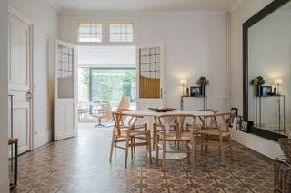 Bij het betreden van de woning verwelkomt de authentieke inkomhal je meteen. De luxueuze leefkeuken (Frank Tack), met grote raampartijen, biedt...