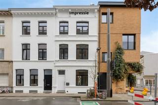 <p>Te renoveren herenwoning met 5 slaapkamers en een bewoonbare oppervlakte van 248m² op een toplocatie in hartje Zurenborg.<br /><br />Indeling: gelijkvloers: inkomhal die toegang geeft tot de ruime leefruimte. Vanuit de hal bereiken we tevens een apart gastentoilet en de ruime keuken. De keuken is uitgerust met een keramisch kookvuur, dampkap, vaatwasser, dubbele spoelbak en tal van ingemaakte kasten. Aansluitend bevindt zich een praktische bergruimte die doorloopt naar de stadstuin van 38m².<br /><br />Verdieping 1: De eerste verdieping is uitgerust met een badkamer voorzien van toilet, douche-in-bad, enkele lavabo en aansluiting voor was- en droogmachine. Deze badkamer geeft toegang tot de achtergelegen slaapkamer. Aan de voorzijde bevindt zich nog een tweede, ruime slaapkamer.<br /><br />Verdieping 2: De volgende verdieping beschikt over twee volwaardige slaapkamers en een tweede, zeer ruime badkamer uitgerust met toilet, douche-in-bad en enkele lavabo.<br /><br />Zolderverdieping: Op de zolderverdieping vinden we nog een vijfde slaapkamer en derde badkamer voorzien van toilet, ligbad en enkele lavabo. Daarnaast beschikt deze verdieping over een extra bergruimte.<br /><br />Tot slot is deze woning volledig onderkelderd en biedt hierdoor bijkomende opslagmogelijkheden.<br /><br />Deze karaktervolle herenwoning biedt tal van mogelijkheden voor wie op zoek is naar ruimte en potentieel om een unieke thuis te creëren op een uitstekende locatie.<br /><br />Extra: <br />- EPC-klasse C, GEEN renovatieverplichting!<br />- Niet gelegen in mogelijks of overstromingsgevoelig gebied, niet gelegen in afgebakend overstromingsgebied of afgebakende oeverzone, niet gelegen in risicozone overstromingen (P-score B, G-score B)<br />- Woongebieden met culturele, historische en/of esthetische waarde, stedenbouwkundige informatie in aanvraag</p><p>- Maatregelenregister in aanvraag.<br /><br />Centraal gelegen met winkels, scholen en ontspanning op wandelafstand. Voor meer info ga naar www.coenenvastgoed.be of bel 03/375.82.92</p>