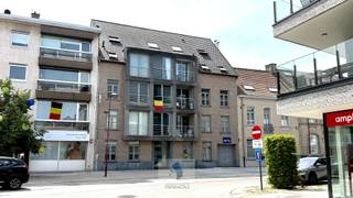 Op een uitstekende locatie bevindt zich dit charmante gelijkvloerse appartement.<br />Dankzij de centrale ligging op wandelafstand van het station, openbaar vervoer, winkels en het stadscentrum geniet u hier van een optimale bereikbaarheid en alle dagelijkse voorzieningen binnen handbereik.<br /><br />Het appartement verwelkomt u via een inkomhal die toegang biedt tot de gezellige en lichtrijke leefruimte met een open, volledig uitgeruste keuken.<br /><br />Aansluitend bevindt zich een praktische berging met aansluiting voor een wasmachine.<br /><br />Verder beschikt het appartement over een comfortabele slaapkamer, een verzorgde douchekamer en een apart gastentoilet<br />.<br />Achteraan geniet u van een gezellig <strong>privatief stadstuintje</strong>, een ideale plek om in alle rust te ontspannen. Bovendien is er een handige buitenberging aanwezig.<br /><br />Tot het appartement behoort eveneens een <strong>privatieve autostaanplaats</strong> op een afgesloten parking.<br />Daarnaast kunnen de bewoners gebruikmaken van een gemeenschappelijke fietsenstalling.<br /><br />Een extra troef is dat het appartement momenteel verhuurd is waardoor u als investeerder meteen geniet van een verzekerd huurrendement zonder leegstand. Uiteraard leent deze eigendom zich ook perfect als toekomstige eigen woonst dankzij de praktische indeling, de aangename buitenruimte en de uitstekende ligging.<br /><br />Kortom, een verzorgde en interessante eigendom die comfort, bereikbaarheid en investeringspotentieel moeiteloos combineert.