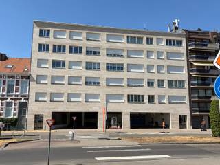 Ruim en lichtrijk appartement te huur met topligging in het centrum van Dendermonde, recht tegenover park Mechelse poort. De grote leefruimte biedt een prachtig uitzicht en veel natuurlijke lichtinval. Het appartement beschikt over 2 ruime slaapkamers, een moderne badkamer. <br />Wasplaats en berging zijn extra troeven.<br />Tevens werd het appartement volledig vernieuwd in 2026.<br />Ideale woonst voor wie comfortabel wil wonen op een unieke locatie in het hart van de stad.<br />Contacteer Tom op 0471 59 40 43 of mail naar tom@cornelis-goeman.be