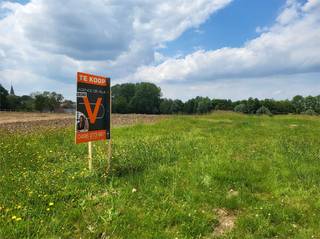 Bouw hier jouw droomwoning met panoramisch uitzicht!<br />Prachtig gelegen bouwgrond voor halfopen bebouwing op 435 m², met een weids panoramisch uitzicht over de omliggende velden. De inplanting is zuidgeoriënteerd en de tuin geniet een ideale zuidwestoriëntatie — zon van ‘s morgens tot ‘s avonds gegarandeerd.<br />De grond heeft een straatbreedte van 10 m en een gemiddelde diepte van 43 m.<br />Bouwvoorschriften:<br />•Maximale bouwbreedte: 7 m<br />•Maximale bouwdiepte: 12 m (gelijkvloers en verdieping)<br />•Bouwvrije strook: 3 m<br />•Maximaal twee bouwlagen<br />•Daktype: hellend of plat<br />•Kroonlijsthoogte: max. 6,00 m (hellend dak) of 6,50 m (plat dak)<br />Deze linkse bouwgrond combineert een prachtige ligging met een ideale oriëntatie — perfect voor wie droomt van licht, ruimte en een vrij uitzicht.<br />Voor meer inlichtingen: 0488 85 81 84<br />Prijs exclusief kosten<br />