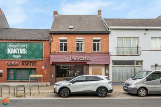 In het hart van Putte vindt u dit charmante handelshuis met uitstekende zichtbaarheid, drie slaapkamers en een perceel van 440 m². De centrale...