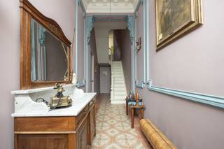 <p><strong>Uniek herenhuis op een toplocatie in Mechelen met zicht op de Dijle. Voorzien van 5 slaapkamers, een grote multifunctionele ruimte met de mogelijkheid voor de uitoefening van een vrije beroep. De woning heeft een ruime bewoonbare oppervlakte (453 m²) en heeft 48 zonnepanelen. Interne parkeerplaatsen voorzien via de sectionaalpoort. EPC D-label (334 kWh/m²).</strong><br /><br /><strong>Ligging:</strong><br />Ideaal gelegen net buiten de ring van Mechelen, met uitzicht op de Dijle. Deze woning bevindt zich in een rustige omgeving met alle faciliteiten zoals winkels, openbaar vervoer, sporthal en horecazaken op wandel- en fietsafstand. Vlotte verbinding met de E19 en andere belangrijke verbindingswegen naar omliggende steden en dorpen.<br /><br /><strong>Indeling:</strong><br />-1: kelder.<br />0: inkomhal, grote ruimte met tal van mogelijkheden, badkamer, keuken, bureauruimte en leefruimte.<br />+1: toilet, living, keuken, berging en terras.<br />+2: slaapkamer met dressing en badkamer.<br />+3: 3 slaapkamers en een toilet.<br />+4: Zolderverdieping of slaapkamer<br />Buiten: groot terras en zonnepanelen.<br /><br /><strong>Beschrijving:</strong><br />Deze goed onderhouden woning in Mechelen biedt alles wat u nodig hebt voor comfortabel te wonen en werken. <br /><br />De gelijkvloerse verdieping bestaat uit verschillende multifunctionele ruimtes. Door de sectionaalpoort aan de voorgevel leidt een inrit naar een groot magazijn (171 m²) aan de achterkant van de woning. Dit magazijn leent zich tot diverse invullingen, bijvoorbeeld voor het plaatsen van verschillende wagens. Daarnaast zijn er nog diverse ruimtes zoals een bureau en een kitchenette met doucheruimte. Deze woning biedt tal van mogelijkheden voor het vestigen van een onderneming voor een vrij beroep. <br /><br />De trap in de inkomhal leidt naar de leefruimte op de eerste verdieping. Via een overloop komt u terecht bij de keuken waar zich ook een apart toilet en berging bevindt. Vanuit de keuken is er toegang naar het terras. Vervolgens kom je ook via de overloop uit in de charmante living, die dankzij de grote ramen geniet van een maximale lichtinval en prachtig uitzicht op het water.<br /><br />De tweede verdieping biedt een slaapkamer met een dressing, alsook een aparte badkamer. Daarnaast bevat de derde verdieping drie ruime slaapkamers en een apart toilet. De zolderverdieping is momenteel in gebruik als vijfde slaapkamer. <br /><br />De woning is uitgerust met 48 zonnepanelen. <br /><br /><strong>Bijzondere informatieplicht:</strong> in aanvraag.</p>