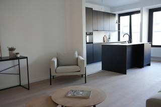 <p>Dit knappe appartement van 97 m² – pal naast het Van Goghplein – is volledig vernieuwd, superlicht en afgewerkt met oog voor detail.<br /><br />Dankzij de betonstructuur zit je hier stevig, letterlijk en figuurlijk.<br />Voeg daar binnenkort nog zonnepanelen op het dak aan toe en je zit ook op vlak van energiezuinigheid helemaal goed.<br /><br />Grote raampartijen aan de voorzijde zorgen ervoor dat de open leefruimte mooi oplicht!<br />De zwarte, strak ontworpen keuken met eiland maakt meteen indruk.<br />Verder zijn er achteraan 2 comfortabele slaapkamers, een stijlvolle badkamer met inloopdouche, een apart toilet en een heel gezellig, inpandig terras - perfect voor een koffie in de zon of een avondje relaxen.<br />En je jas? Die berg je netjes op in de ingemaakte kast in de inkomhal.<br /><br />Technisch zit je hier helemaal goed: conforme elektrische keuring, EPC-label B en alles splinternieuw.<br />Zorgeloos verhuizen noemen ze dat!<br /><br />Ben je op zoek naar een eigen plekje of eerder naar een investering? Dan is dit er eentje om te komen bekijken.<br /><br />Troeven:<br />- Elektrische keuring conform<br />- Inpandig terras<br />- Zonnepanelen op komst<br />- Energiezuinig & instapklaar<br />- Stad, sfeer & stijl om de hoek<br /><br />Wg, Vkr, Gvv, Gmo, Geen overstromingsgevoelig gebied</p>