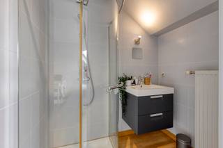 <p>Deze volledig gerenoveerde woning uit 2021 biedt 3 slaapkamers, een moderne keuken en een aangename lange tuin. Wie op zoek is naar een comfortabele woning met veel leefruimte, een logische indeling en een instapklaar karakter, vindt hier een sterk geheel.</p><p>Op het gelijkvloers kom je terecht in een ruime eetruimte die meteen een warm en open gevoel geeft. Aansluitend bevindt zich de moderne keuken, uitgerust met alle nodige toestellen en ingericht met oog voor dagelijks comfort. Achter de keuken ligt nog een extra veranda, een fijne ruimte die perfect kan dienen als leeshoek, ontbijtruimte of praktische overgang naar de tuin.</p><p>De lange tuin vormt een belangrijke troef van deze woning. Hier geniet je van extra buitenruimte, rust en mogelijkheden om een gezellige plek te creëren voor ontspanning, spelen of tafelen met vrienden en familie.</p><p>Op de eerste verdieping bevindt zich een ruime woonkamer met veel potentieel. Deze verdieping kan op verschillende manieren worden ingericht en biedt plaats voor een gezellige leefruimte, werkhoek of extra ontspanningsruimte.</p><p>De tweede verdieping omvat een grote slaapkamer met aansluitende bureauruimte. Dit maakt de kamer bijzonder interessant voor wie graag een aparte dressing, thuiswerkplek of rustige leeshoek wil voorzien. Daarnaast bevindt zich op deze verdieping een badkamer met alle comfort.</p><p>Op de derde verdieping zijn er nog 2 ruime kamers. Eén van deze kamers beschikt over een aansluitende douchekamer met lavabo, wat extra comfort en privacy biedt. Daardoor is deze woning ook geschikt voor gezinnen, thuiswerkers of wie graag extra ruimte heeft voor gasten.</p><p>Deze gerenoveerde woning combineert moderne afwerking, 3 slaapkamers, een tuin en een praktische indeling over meerdere verdiepingen. Een woning met karakter, comfort en mogelijkheden.</p><p><strong><em>Heb je interesse en wil jij als eerste de kans grijpen om dit aantrekkelijke appartement te ontdekken? We trappen onze verkoop af met een exclusieve “Avant-Première” op 8 en 9 mei. Plan nu jouw bezoek via de groene ‘Plan jouw bezoek’ knop op onze website. De richtprijs bedraagt 549.000 euro. De biedingstermijn loopt tot en met maandag 11 mei om 21:00 uur. Bekijk het Avant-première reglement onder downloads.</em></strong></p>