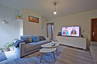 Deze charmante woning verwelkomt je met een gezellige voorplaats en een lichtrijke leefruimte die uitnodigt tot ontspannen. Aansluitend bevindt zich de volledig ingerichte keuken, voorzien van alle nodige comfort. De moderne badkamer is uitgerust met een inloopdouche, lavabo en toilet.<br /><br />Buiten vind je een compacte, onderhoudsvriendelijke koer waar je heerlijk kan genieten van de buitenlucht, evenals een praktische buitenberging voor extra opslagruimte.<br />Op de bovenverdieping bevinden zich twee volwaardige slaapkamers, ideaal als slaap-, werk- of hobbyruimte. Deze woning is perfect voor starters, alleenstaanden of koppels die op zoek zijn naar een centrale en toch rustige woonomgeving.<br />Troeven:<br />✔ Gerenoveerd en instapklaar – meteen klaar om in te trekken<br />✔ Gelegen in het centrum van Rumbeke, nabij winkels, scholen en openbaar vervoer<br />✔ Praktische indeling met gezellige buitenruimte en handige bergruimte