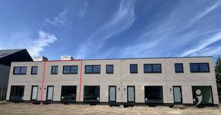 <p><span>Bijzonder energiezuinige nieuwbouwwoning te Wilsele.</span></p><p><span> </span></p><p><span>Deze gloednieuwe woning heeft 4 slaapkamers, een volledig uitgeruste keuken en badkamer. Deze biedt u niet alleen optimaal comfort maar ook een lage energiefactuur.</span></p><p><span>Daar er bijzonder veel rekening wordt gehouden met optimalisatie van het leefmilieu (verwarming, ventilatie, isolatie...) bekomt men een zeer streng E-peil </span></p><p><span>Ook de indeling van de woning is bijzonder praktisch. De gelijkvloerse verdieping is voorzien van een handige inkomhal met gastentoilet, grote leefruimte en open keuken met kookeiland (uitgerust met Miele toestellen). De berging biedt extra opbergruimte.</span></p><p><span> </span></p><p><span>De bovenverdieping is bereikbaar via een mooi afgewerkte eiken trap. Dankzij de 4 slaapkamers is er aan slaap-/hobby-/thuiswerkruimte geen gebrek!</span></p><p><span>Deze verdieping geniet ook van een apart toilet. De badkamer is volledig afgewerkt met een douche, ligbad en dubbele wastafel.</span></p><p><span> </span></p><p><span>Het dak is voorzien van zonnepanelen en de woning is voorzien van een thuis batterij. </span></p><p><span>Verwarming a.d.h.v. een lucht/lucht-warmtepomp. Warm water via een warmtepomp boiler.</span></p><p><span>Vooraan de woning is er parkeerplaats de wagen voorzien en er is een laadpaal aanwezig voor elektrische wagens. </span></p><p><span>Daarnaast is er uiteraard ook nog een waterput aanwezig.</span></p><p><span> </span></p><p><span>De woning is onmiddellijk beschikbaar voor korte duur huurovereenkomsten.</span></p><p><span>De tuin zal later dit jaar aangelegd worden. Deze is voorzien van een fijn terras en een mooi stuk tuin met grasplein dat makkelijk te onderhouden is. Er is reeds een tuinhuis voorzien.</span></p><p><span>Interesse in deze nieuwbouw woning? vraag uw bezoek aan via onze website!</span></p><p><span> </span></p>