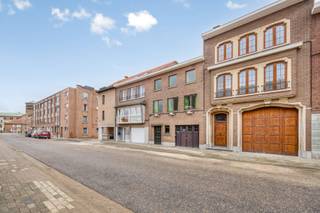 Ruime, te renoveren woning met garage, met onder meer een bewoonbare oppervlakte van 210 m², 3 slaapkamers (vierde mogelijk), een ruime tuin en...
