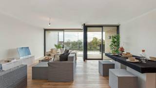 Op een prachtige zichtlocatie bij het binnenrijden van Veurne straalt Residentie OTAX, een moderne nieuwbouwresidentie met ruime terrassen en groene zichten. Geniet als bewoner ook van het gemeenschappelijk dakterras met intensieve daktuin. <br /><br />Dit appartement bevindt zich op de tweede verdieping en werd op plan ingedeeld als volgt:<br />Inkomhal met apart toilet, bergruimte, leefruimte met open keuken, 2 slaapkamers, badkamer en ruim zuidgericht terras.<br /><br />Mogelijkheid tot aankopen van een carport (elektrisch laadpunt optioneel). <br /><br />Oppervlakte appartement: 95,97 m²<br />Oppervlakte terras: 11,23 m²<br /><br />Wenst u meer informatie of een afspraak aan het ingericht modelappartement? Contacteer ons vrijblijvend via 058 62 27 50 of thijs@vlaemynck.be