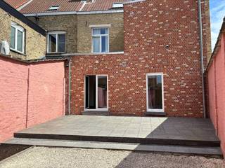 Modern en lichtrijk gelijkvloers appartement op wandelafstand van centrum Brugge in een charmante herenwoning met inkom, leefruimte met...