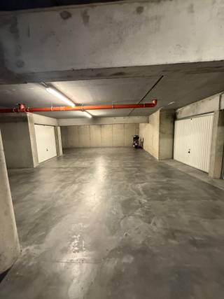 Gesloten garagebox te koop in Knokke-Heist vlakbij het Heldenplein en het strand te Heist-aan-Zee. Een bezoek ter plaatse wordt sterk aangeraden en...