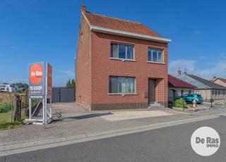 EERSTE BEZOEKDAG ZONDAG 27/09 VAN 10U - 13U (ENKEL OP AFSPRAAK!!)<br /><br />BURST - Halfopen bebouwing met grote tuin<br /><br />Deze stevige, rustig gelegen woning is gelegen nabij het centrum van Burst.<br />Op wandelafstand bevinden zich scholen, het station, openbaar vervoer en buurtwinkels.<br />De E40 bevindt zich op 5 minuten rijden.<br /><br />Naar indeling toe bevindt zich op het gelijkvloers een inkomhal, een gastentoilet, een lichtrijke woonkamer, een eetplaats en een geïnstalleerde keuken.<br />Op de eerste verdieping bevinden zich de twee ruime slaapkamers en de badkamer met ligbad/douchescherm en tweede toilet.<br />De ruime zolder met vaste trap biedt de mogelijkheid om een derde slaapkamer in te richten.<br />Er is ook een droge kelder die vandaag gebruikt wordt als wasplaats.<br />Achter de woning bevindt zich nog een ruime bergplaats waar men heel wat in kwijt kan.<br /><br />Naar comfort toe beschikt deze woning over dubbele beglazing, centrale verwarming op mazout (groene keuring) , rolluiken.<br /><br />Troeven van de woning: halfopen karakter, de zuidwest gelegen tuinzone, de parkeermogelijkheden naast en voor het huis, de ruime kamers, betonnen gewelven.<br /><br />Ben je op zoek naar een stevige, verder af te werken woning met leuke tuinzone? Aarzel niet en boek snel je bezoek: 053/60.65.60.<br /><br />De vermelde prijs is een richtprijs. Na ontvangst van de biedingen zal de verkoper beslissen of hij/zij de eigendom verkoopt aan het beste bod. De richtprijs is aldus niet bindend voor de verkoper.