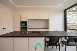 PLAN JE BEZOEK IN VIA GENTILL.BE<br /><br />Ligging<br />Deze recent gerenoveerde stadswoning met drie slaapkamers en een gezellig stadstuintje is gelegen in Rooigem. Tal van voorzieningen bevinden zich op wandelafstand. Of u nu vlot het stadscentrum wilt bereiken, wilt ontspannen in het nabijgelegen natuurreservaat of sportief wilt genieten aan de Blaarmeersen, deze woning combineert stedelijk comfort met groen en ontspanning. Scholen, winkels en horecazaken zijn bovendien op slechts enkele minuten wandelen bereikbaar.<br /><br />Indeling<br />Bij het betreden van de woning komt u terecht in een ruime inkomhal die toegang biedt tot de leefruimte met open keuken. Deze aangename en lichtrijke ruimte biedt voldoende plaats voor een woonkamer en eetruimte en is uitgerust met een moderne, volledig ingerichte keuken (inductiekookplaat, oven, microgolfoven en vaatwasser). Vanuit de keuken is er directe toegang tot het onderhoudsvriendelijke stadstuintje, ideaal om tot rust te komen. Op het gelijkvloers bevinden zich verder nog een apart toilet en praktische bergruimte. <br /><br />Via de trap bereiken we een tussenverdieping met een lichtrijke ruimte, perfect geschikt als bureau of hobbyruimte. Op de eerste verdieping vinden we een prachtige, nieuwe badkamer met inloopdouche, ligbad en aansluiting voor was- en droogmachine, evenals een ruime en lichtrijke master bedroom. De tweede verdieping telt nog twee slaapkamers onder het dak en biedt toegang tot een kleine zolderruimte.<br /><br />Varia<br />De woning onderging recent een grondige totaalrenovatie, met bijzondere aandacht voor energiezuinigheid, wat resulteert in een EPC-label B. Verwarming gebeurt via een hoogrendementscondensatieketel. De woning is voorzien van ingewerkte ledverlichting en moderne lichtarmaturen, die zorgen voor een sfeervolle uitstraling en een mooi afgewerkt geheel. Daarnaast is de woning uitgerust met dubbele beglazing, ventilatiesysteem en zonwering.<br /><br />Troeven<br />* Recent en kwalitatief gerenoveerd<br />* Energiezuinig (EPC B)<br />* Drie slaapkamers + bureauruimte<br /><br />Nieuwsgierig geworden? Plan vandaag nog een bezoek en neem contact op met Ian.<br /><br />T: 09 493 04 10<br />M: ian@gentill.be