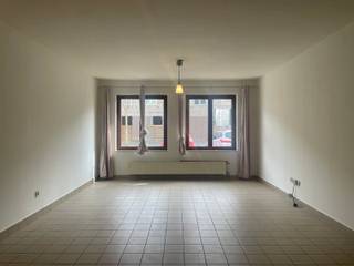 Dit gelijkvloers appartement is gelegen in het centrum van Sint-Jozef Rijkevorsel. U betreedt het appartement via de inkomhal die toegang geeft tot...