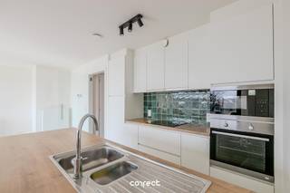 Instapklaar en verzorgd appartement met twee slaapkamers en garage.STARTPRIJS: Elk bod boven deze startprijs, wordt voorgelegd aan de eigenaars, die al dan niet kunnen in gaan op dit aanbod.Dit centraal gelegen appartement bevindt zich op de tweede verdieping en verwelkomt u via een inkomhal. De lichtrijke woonkamer met open keuken sluit naadloos aan op een aangenaam terras. Verder beschikt het appartement over een apart toilet, een badkamer en een praktische berging. De twee slaapkamers geven uit op een tweede terras, wat zorgt voor extra buitenruimte en comfort.Het appartement is ruim opgevat en afgewerkt met hoogwaardige, kwalitatieve materialen, woonkamer voorzien van zonnescreens. Bovendien werd er veel aandacht besteed aan energiezuinigheid, wat bijdraagt aan een duurzame en comfortabele woonervaring.Als extra troef beschikt u over een vlot toegankelijke garage achteraan het gebouw. Daarnaast is er een ruime gemeenschappelijke fietsenberging aanwezig.📞 Contacteer Nele voor een bezoek: 0494 03 02 86 – nele@correctvastgoed.be👉 Online schattingstool: https://www.correctvastgoed.be/schatting